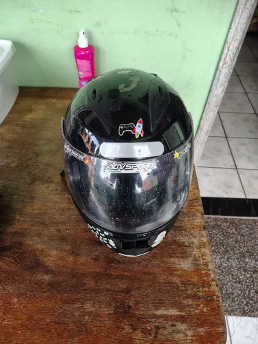 2 capacetes semi novos