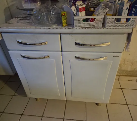Armário de cozinha ferro com 2 portas e 2 gavetas