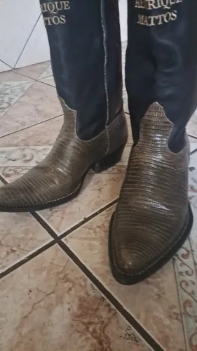Bota texana imitação de lagarto.