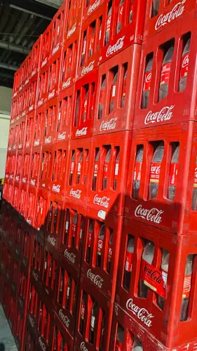 Caixa de coca cola retornável com garrafas vazias