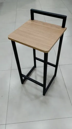 Conjunto com 08 banquetas com base em metalon preto medindo 0,33 x 0,33 x 0,62 (alt).