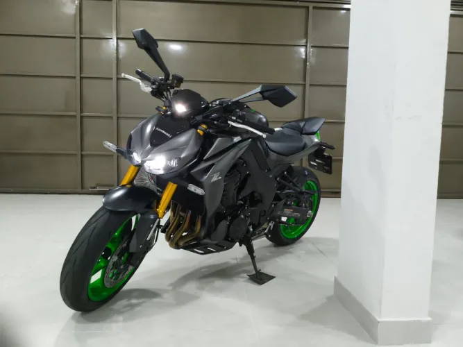Kawasaki Z1100 SE em perfeito estado de conservação, sem detalhes.