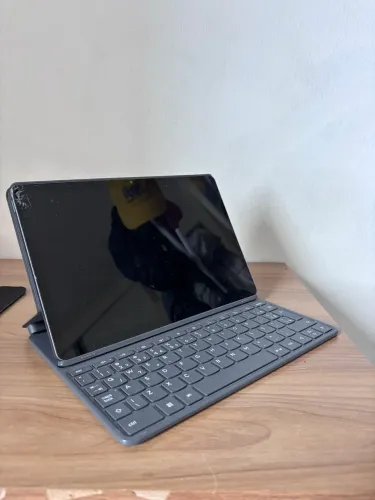 Tablet Lenovo Idea Tab com capa teclado e caneta 