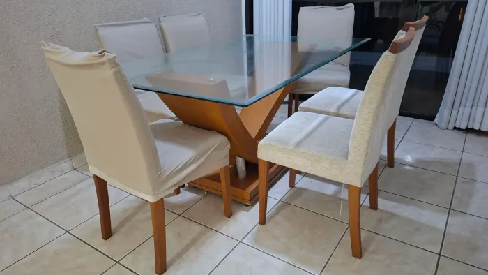 MESA DE JANTAR VIDRO BISOTE, 6 CADEIRAS, MEDE 1M POR 1,60M EM ÓTIMO ESTADO DE CONSERVAÇÃO.
