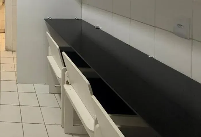 VENDE-SE Mesa de Vidro para cozinha. 1,80 x 45 cm