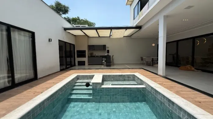 Casa Duplex no Condomínio Morada dos Pássaros, com 343m2 de área, 5 suítes