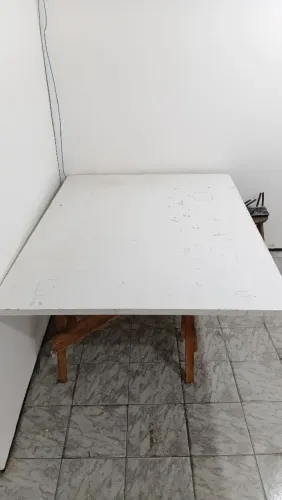 Mesa de acabamento e limpeza