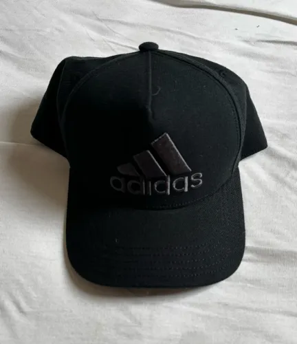boné adidas preto