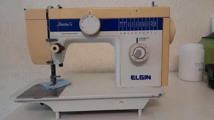 Máquina de Costura Elgin Master 5 (220V) - Com Pedal, Funcionando