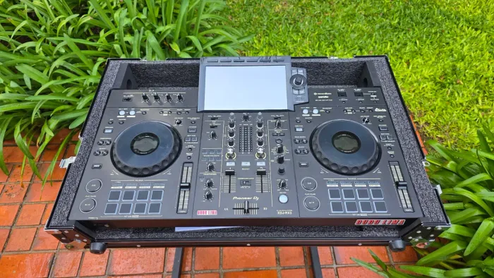 Pioneer DJ XDJ-RX3 impecável + case Somcase com rodinhas