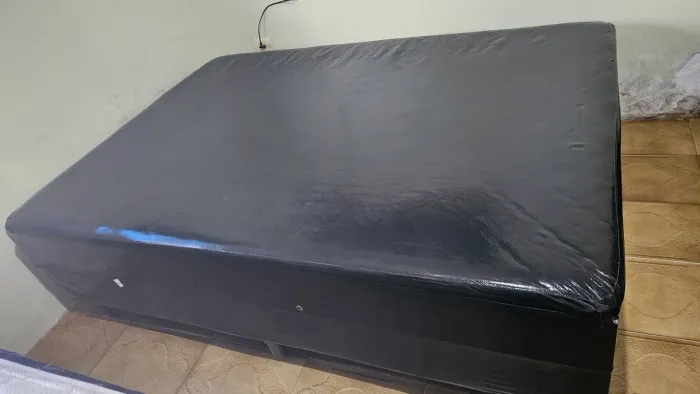 Cama box colchão conjugado de casal, pouco uso na capa ,estado de novo,sem detalhes 800,00