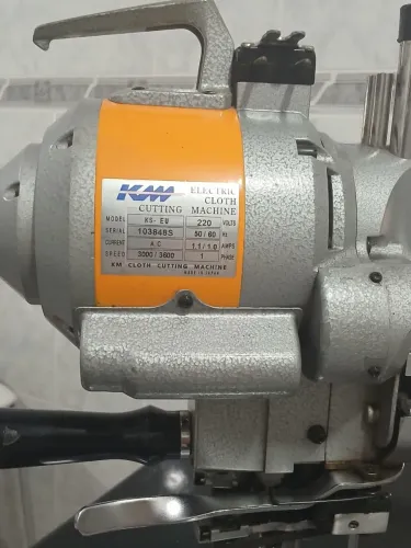 Maquina KM 6 " Corte e costura- Único Dono <br>6 polegadas<br>Pouquíssimo uso.<br>Único dono.