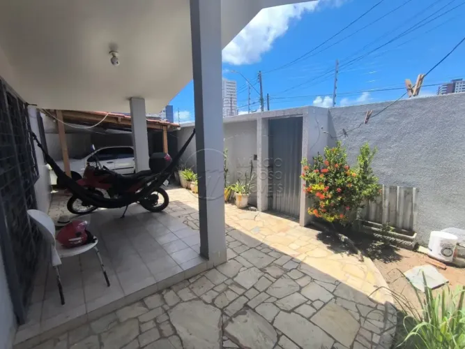 Casa com 6 quartos e varanda à venda no Farol