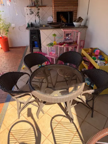 Mesa com 4 cadeiras em junco. Marrom