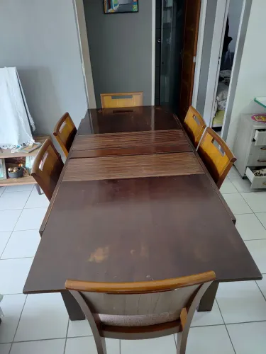 Mesa retrátil de madeira com seis cadeiras 