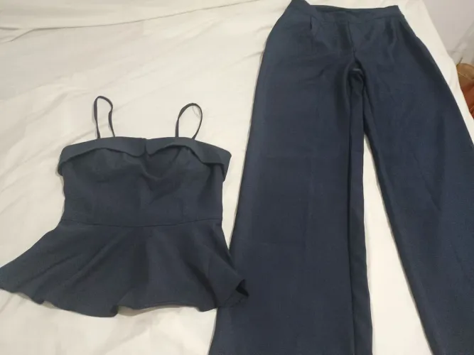 Conjunto cropped e calça de alfaiataria azul marinho