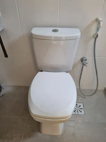 Vaso Roca Incepa branco com caixa de descarga acoplada