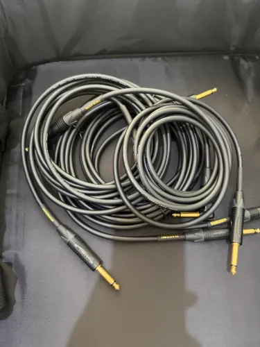 Cabos Mogami 2524 com conectores Neutrik banhados a ouro 3m