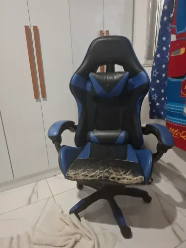 Cadeira gamer preta e azul