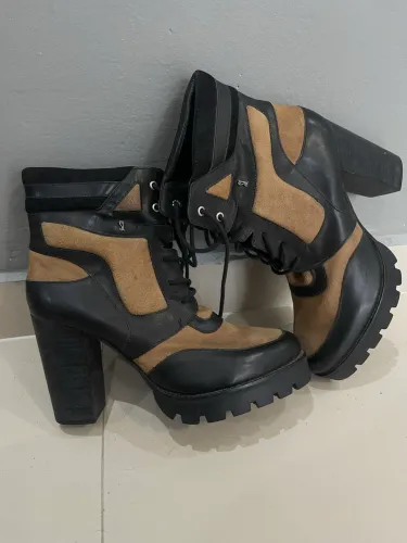 BOTA EM COURO SANTA LOLLA