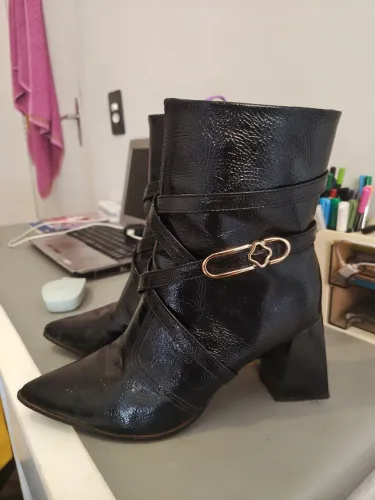 Bota preta marca Bebecê