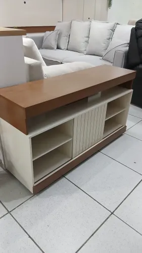 Rack compacto para tv de até 50" , possui rodinhas