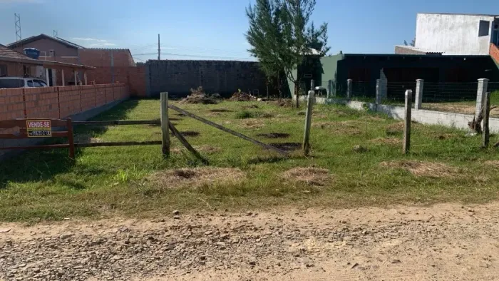 Vendo Terreno, no Balneário Camacho, medindo 12X30, A 300 metros da Praia .