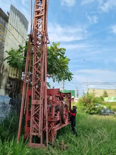 Máquina cava poço artesiano 