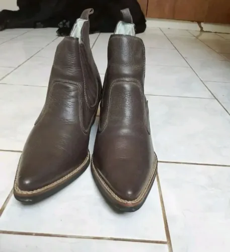 Bora masculina cano curto na cor marrom. Nova