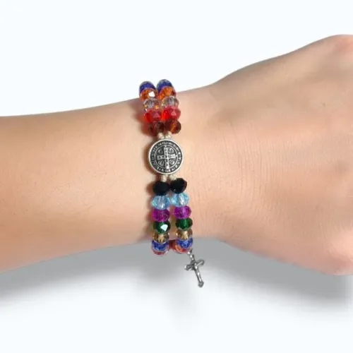 Pulseira Terço de São Bento com cristais, medalha e crucifixo em metal