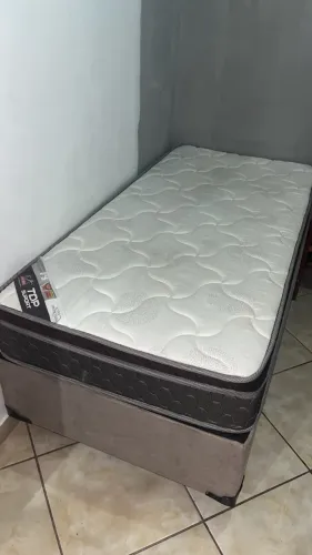Colchão novo com base box em madeira solteiro