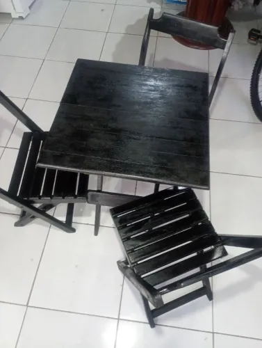 Mesa de madeira com 3 cadeiras