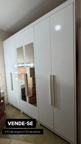 Guarda roupa com espelho