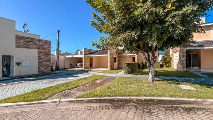 Casa com 400m2 de área construída em condomínio fechado.