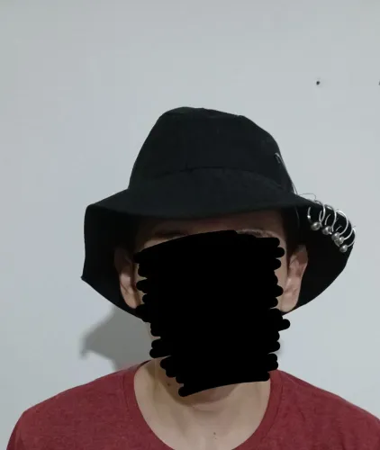 Bucket Hat Preto com Argola KPOP<br>Tamanho Único UNISSEX<br>R$ 30,00