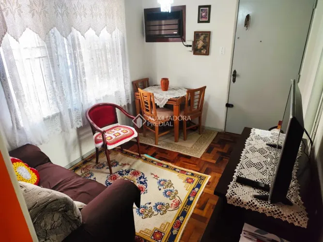 Apartamento mobiliado e reformado de 1 quarto à venda no Bairro Jardim Itú em Porto Alegre