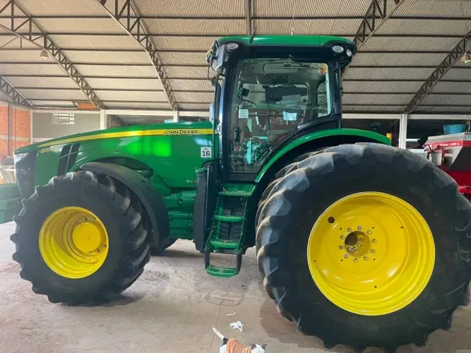 Trator John Deere 8270R