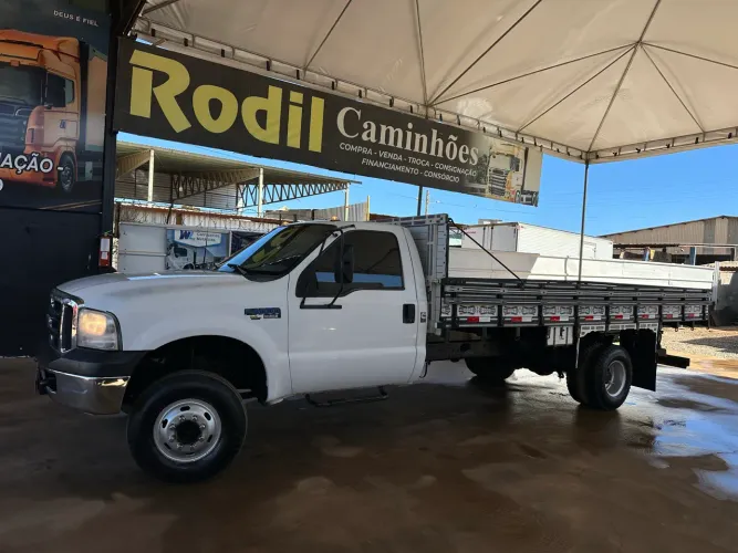 F-4000 ano:2011 com 6 pneus novos carroceria de 5mt