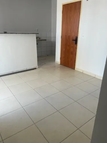 Aluga-se apartamento no parque oeste industrial fone: *