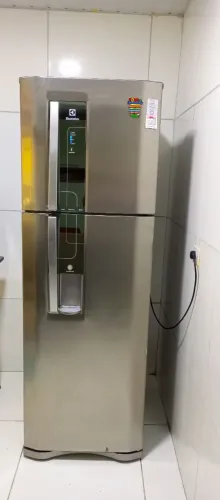 GELADEIRA FROST FREE ELECTROLUX 380 LITROS COM DISPENSER DE ÁGUA NA PORTA.