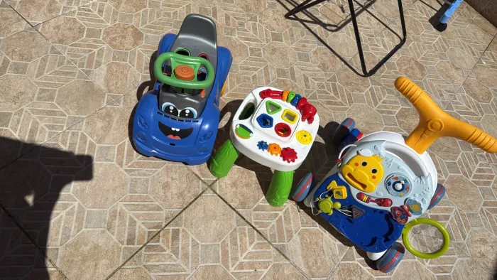 Brinquedos de bebê que auxiliam a andar.