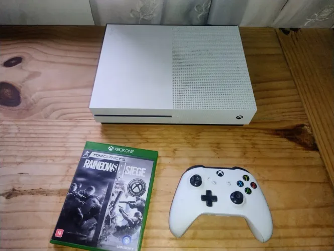 Xbox One S 500GB (Com Leitor de Disco) + Controle Original + Jogo Rainbow Six IMPECÁVEL