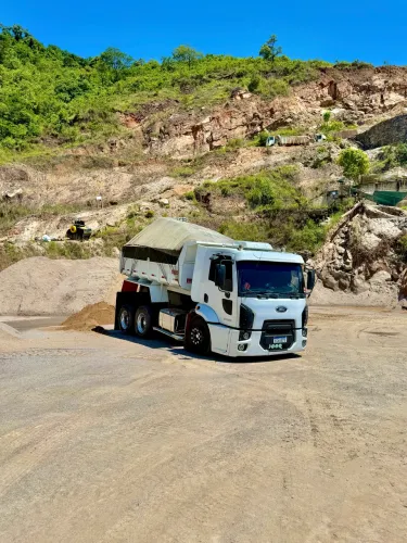 Ford cargo 2428 caçamba