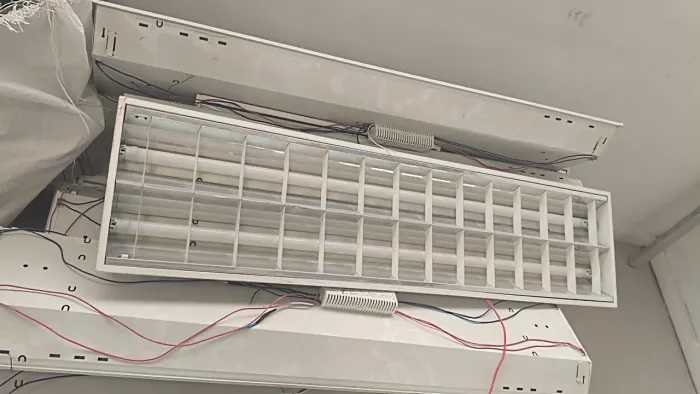 Luminárias de Sobrepor 1,20m com reator, lâmpadas tubulares (16 unidades)