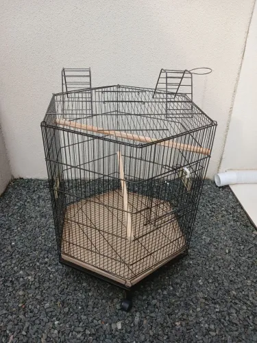 Gaiola / Viveiro Hexagonal Grande com Rodinhas (Calopsitas e outras Aves)