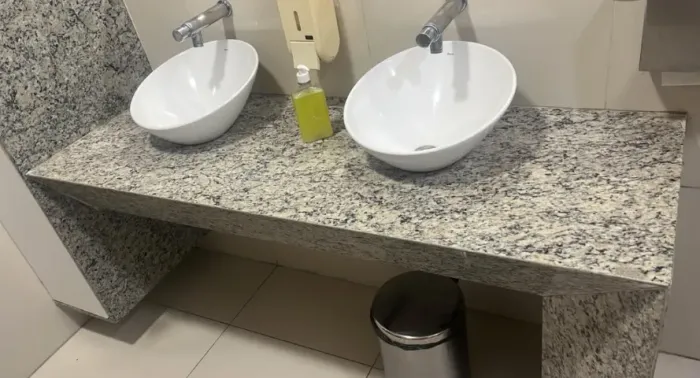 Conjunto Pedra + Cubas + Torneiras Deca