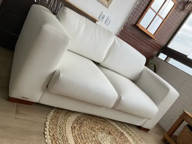 Sofá branco semi-novo em aquablock