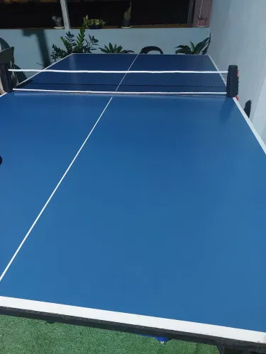Mesa de ping pong, 4 raquetes e 6 bolinhas