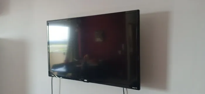 Smart TV AOC Roku 32 220v com pezinhos e suporte parede