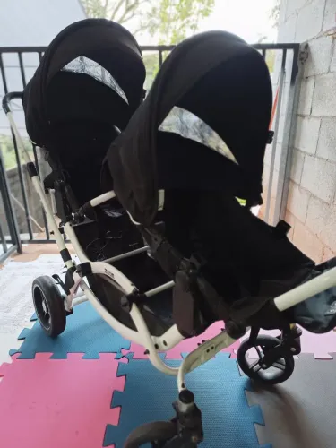 Carrinho de bebê para gêmeos ABC design.
